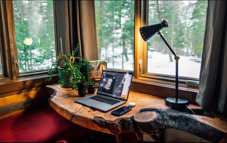 La Norma se aplica en todo el país y para todos los patrones, centros de trabajo y lugares de trabajo que tengan personas teletrabajadoras. ESPECIAL/Foto de Roberto Nickson en Unsplash