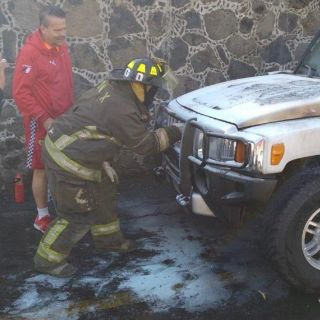 Se prende en llamas camioneta de Alfredo Adame en plena vía pública de CDMX