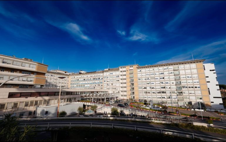 El personal médico decidió hospitalizar al Papa el miércoles luego de que regresó a su residencia en el Vaticano tras su tradicional audiencia general de los miércoles. EFE/G. Lami