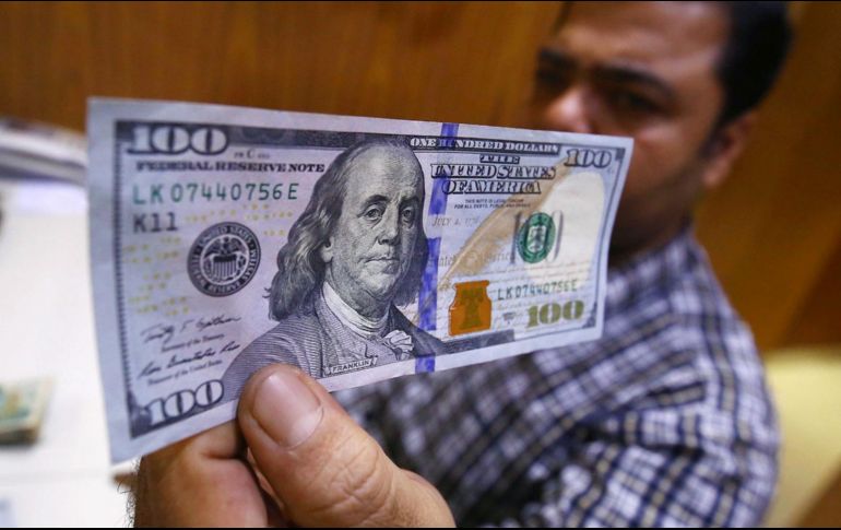 El peso ha venido fortaleciéndose frente al dólar para ubicarse en su cotización más fuerte desde el pasado 8 de marzo cuando cerró en 17.97 unidades. EFE / ARCHIVO