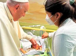 Francisco, de 86 años, ha pasado su segunda noche en el hospital Gemelli de Roma, y no ha perdido la oportunidad de continuar con sus labores religiosas. EFE/VATICAN MEDIA