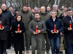 Junto a ellos depositó velas rojas en el memorial dedicado a las víctimas de la matanza. EFE/A. NESTERENKO