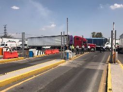 Las filas han comenzado a crecer, con familias que estaban por salir de la ciudad para iniciar su semana vacacional. EFE/F. Rodríguez