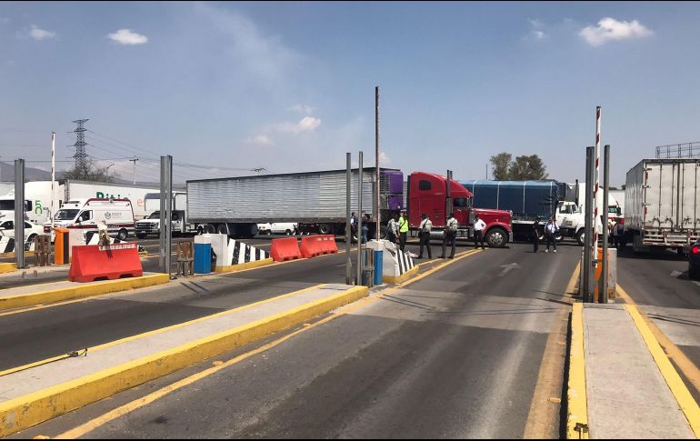 Las filas han comenzado a crecer, con familias que estaban por salir de la ciudad para iniciar su semana vacacional. EFE/F. Rodríguez