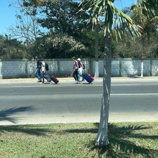 Cierran avenida en Vallarta y turistas caminan para no perder vuelos (FOTOS)