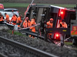 Al lugar acudieron equipos policiacos, de bomberos y médicos. AFP