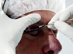 La reforma prohíbe realizar procedimientos de medicina o cirugía estética y reconstructiva en cualquier lugar que no sea una unidad médica con licencia sanitaria vigente.  ARCHIVO