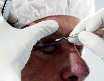 La reforma prohíbe realizar procedimientos de medicina o cirugía estética y reconstructiva en cualquier lugar que no sea una unidad médica con licencia sanitaria vigente.  ARCHIVO