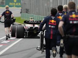 El piloto mexicano, Sergio Pérez, se estancó al final de la zona de los pits durante el Gran Premio de Fórmula Uno de Australia. EFE