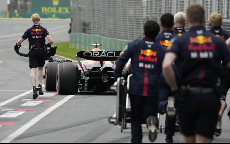 El piloto mexicano, Sergio Pérez, se estancó al final de la zona de los pits durante el Gran Premio de Fórmula Uno de Australia. EFE