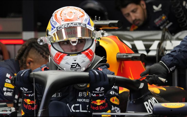Verstappen será escoltado por George Russell y Lewis Hamilton, los pilotos de Mercedes. EFE/S. Baker