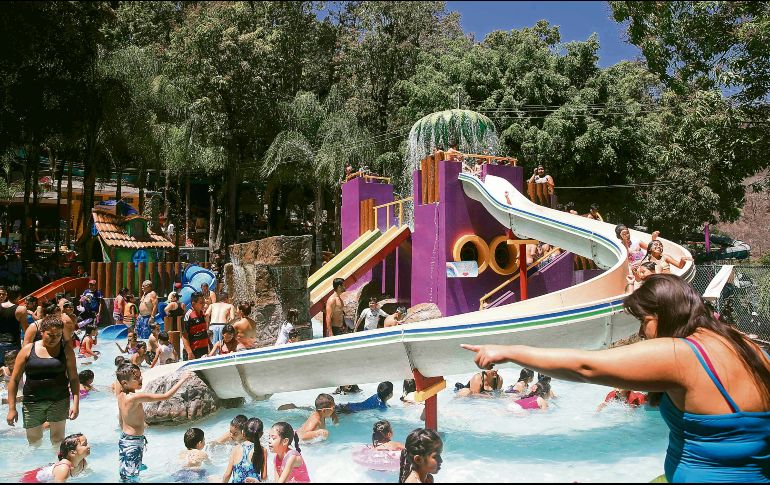 Entre las atracciones que tienen en Los Camachos están los Toboganes como aqua-racer o el kamikaze. EL INFORMADOR/ARCHIVO.