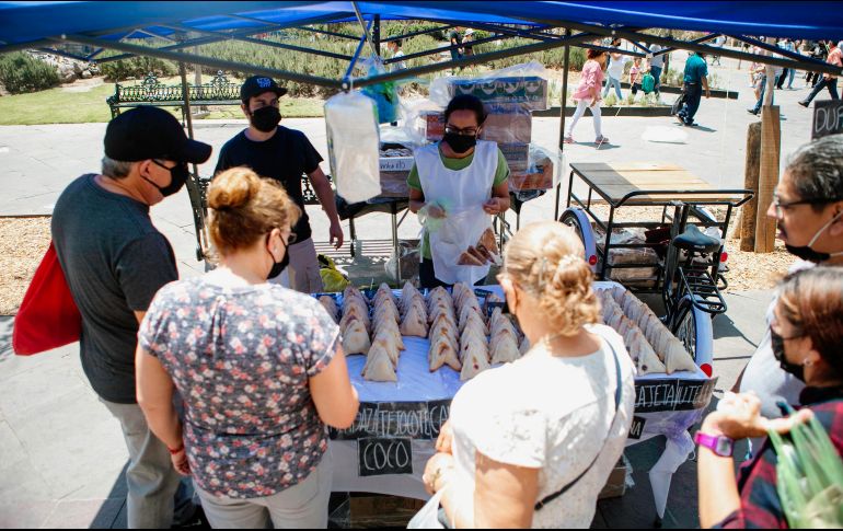 Se autorizó la instalación de hasta 258 puestos para la venta de empanadas, palmas, cirios, artículos religiosos y agua en el Centro de Guadalajara. EL INFORMADOR / ARCHIVO