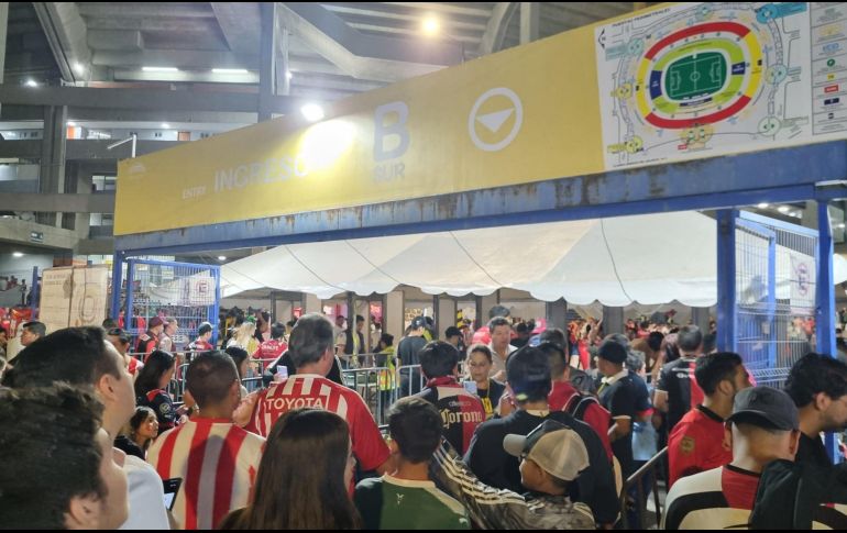 Las filas para adentrarse al recinto han sido bastantes largas por el atraso al tener que presentar el FanID. EL INFORMADOR/A. García