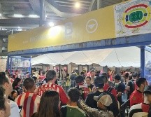 Las filas para adentrarse al recinto han sido bastantes largas por el atraso al tener que presentar el FanID. EL INFORMADOR/A. García