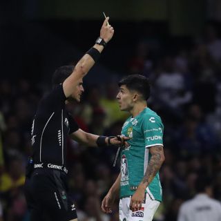 ¡Indignante! Árbitro golpea a jugador en el América vs León (VIDEO)