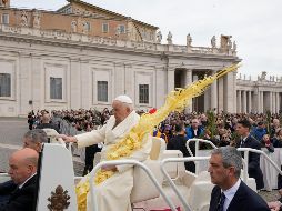 Con la voz algo débil y aún convaleciente, el Papa reapareció en la plaza de San Pedro ante unos 30 mil fieles. AP/A. Medichini