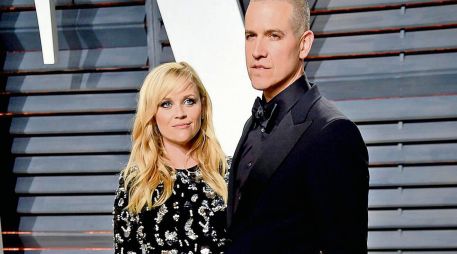 Reese Witherspoon y Jim Toth eran una de las parejas más sólidas de Hollywood y tras su separación buscan dejar un plan financiero para su hijo. AP