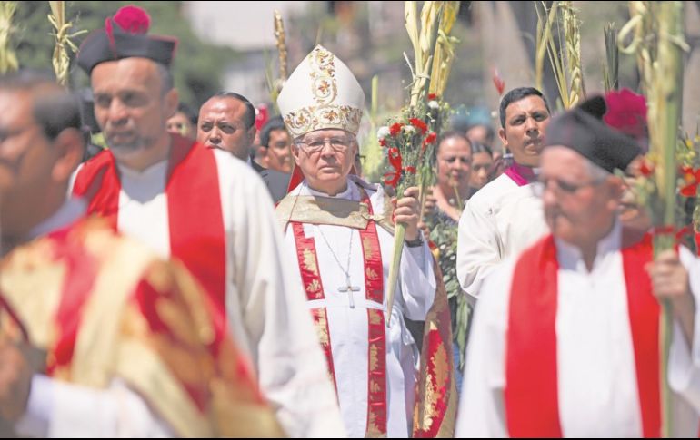 La procesión en el Centro estuvo encabezada por el cardenal José Francisco Robles Ortega. EL INFORMADOR/ C. Zepeda