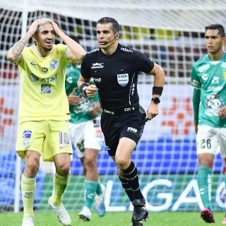¡Se disculpa! Árbitro publica mensaje tras patada a jugador; León responde