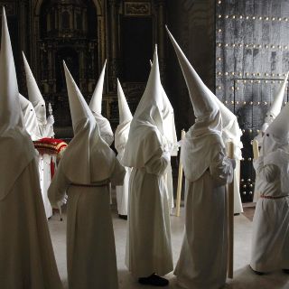 Conoce el origen del tradicional capirote, usado en procesiones de Semana Santa