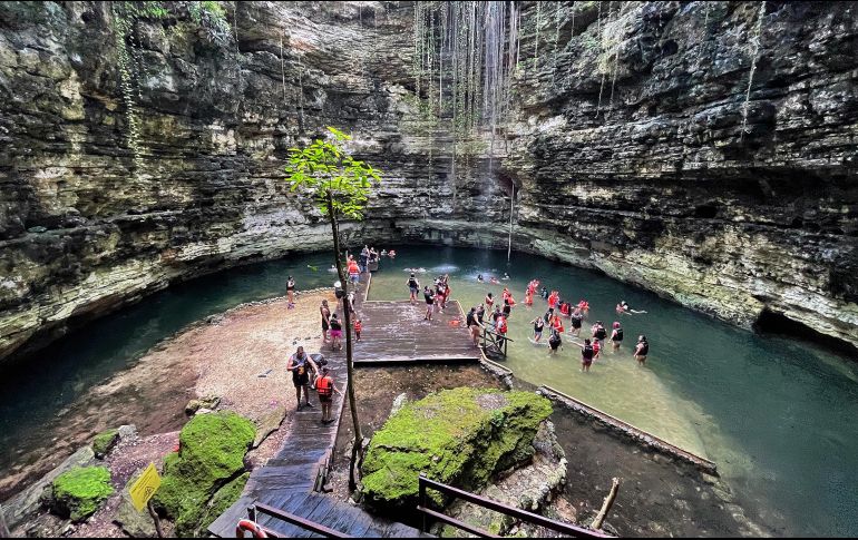 Turistas que sólo conocían los típicos lugares de playa como Cancún, Isla Mujeres, la Riviera Maya y Tulum, descubren ahora los cenotes. EFE/L. Cruz