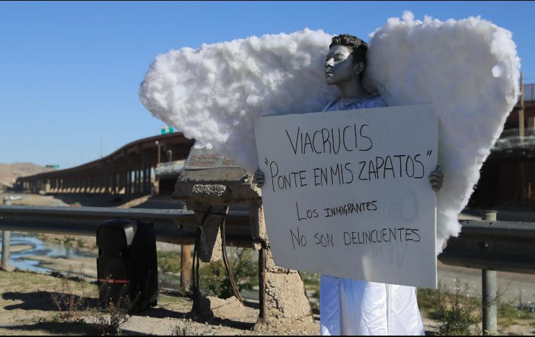 Las manifetaciones en Ciudad Juárez no han cesado desde el incendio donde perdieron la vida varios migrantes. EFE / L. Torres