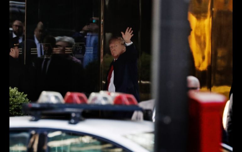 Donald Trump entró por una puerta lateral a su edificio. EFE