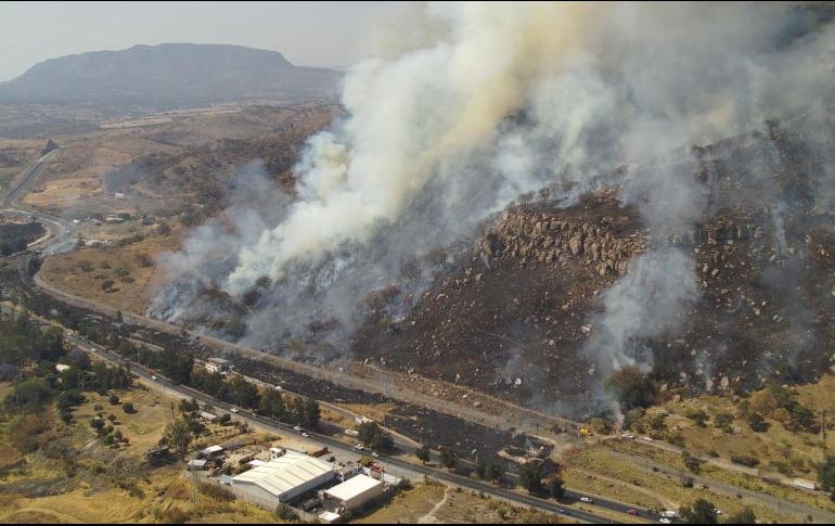El incendio en el Cerro del Tepopote se desde la Carretera a Nogales. ESPECIAL