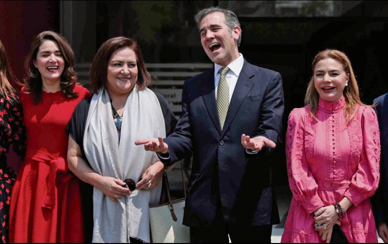 Guadalupe Taddei (segunda de izquierda a derecha) estuvo con Lorenzo Córdova en el evento en el que tomó las riendas del INE. EL UNIVERSAL