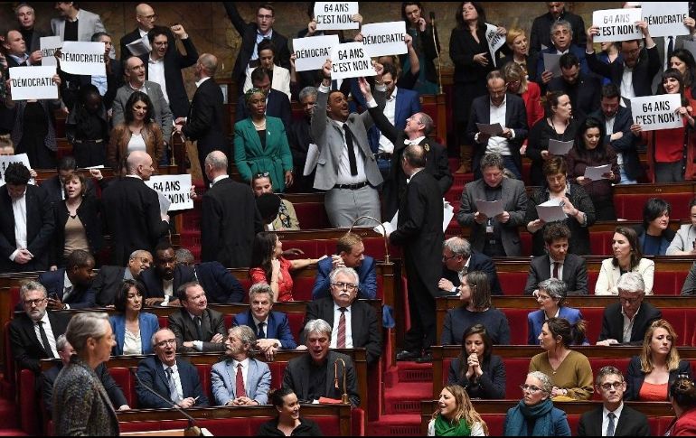Los parlamentarios comunistas recorrieron 1,6 kilómetros para hacer entrega de la misiva que exige retirar la polémica ley. AFP