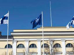 Banderas de Finlandia y de la OTAN flamean en la puerta del Ministerio de Exteriores en Helsinki. EFE/M. RATILAINEN