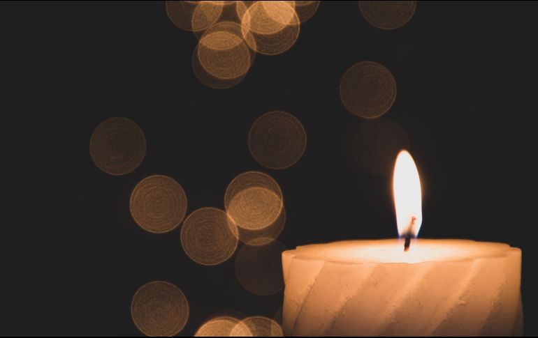 La mujer más grande le entregó el cirio a la joven, quien lo guardó en una especie de bolso. ESPECIAL/Foto de Mercedes Bosquet en Unsplash