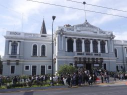 El cuerpo del licenciado Raúl padilla llegó al Paraninfo de la UdeG alrededor de las 10:00 horas. EL INFORMADOR / C. Zepeda