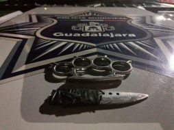 Luego de una inspección conforme al protocolo, policías aseguraron una manopla de metal y una navaja. ESPECIAL