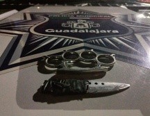 Luego de una inspección conforme al protocolo, policías aseguraron una manopla de metal y una navaja. ESPECIAL