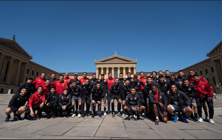 Los atlistas se tomaron la tradicional fotografía grupal del recuerdo en el Museo de Arte de Filadelfia. ESPECIAL