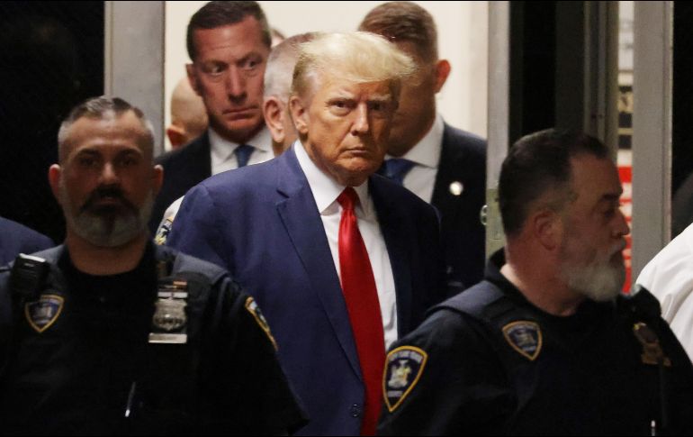 Donald Trump se entregó a la Fiscalía de Manhattan para que le lean los más de treinta cargos por los que ha sido imputado con relación al pago a la actriz porno Stormy Daniels. EFE / J. Lane