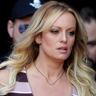 Stormy Daniels debe pagar gastos legales de Trump: Corte