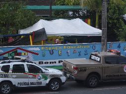 Fotografía de vehículos policiales a la entrada de la guardería Cantinho Bom Pastor, donde fueron asesinados varios niños con arma blanca, hoy, en Blumenau. EFE/S. James