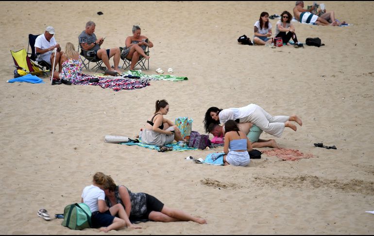 Las personas que se exponen demasiado a los rayos ultravioleta (UV) tienen un mayor riesgo de padecer cáncer de piel. EFE / ARCHIVO