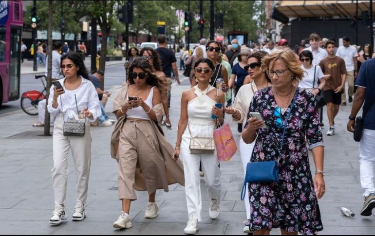 Es frecuente que muchas personas pasen mucho tiempo conectadas a sus teléfonos durante el día. GETTY IMAGES