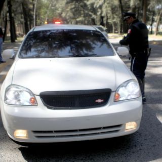 Solicitan exentar de la multa por circular sin placa delantera a algunos modelos de autos