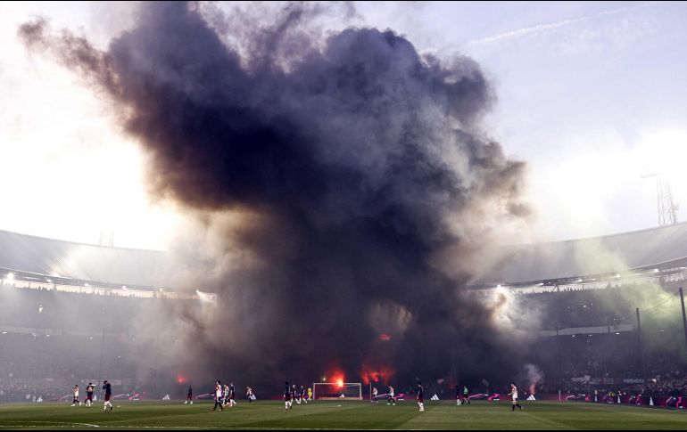 Al momento de la suspensión, el partido marchaba 1-2 a favor del Ajax. EFE / M. Van Steen
