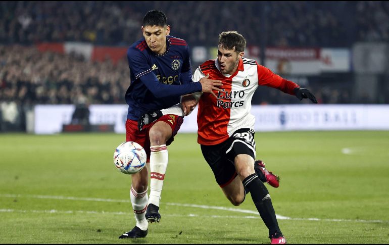 Edson Álvarez y Santiago Giménez se enfrentaron de tú a tú en la cancha. EFE/Maurice Van Steen