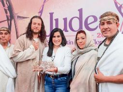 Los actores principales se reunieron con la alcaldesa Citlalli Amaya (centro) para presentar los pormenores de viacrucis. ESPECIAL