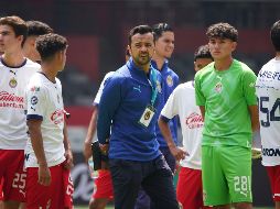 Javier Mier (centro) director de Fuerzas Básicas de Chivas, trabaja de cerca con familia de los jugadores. IMAGO7/R. Vadillo