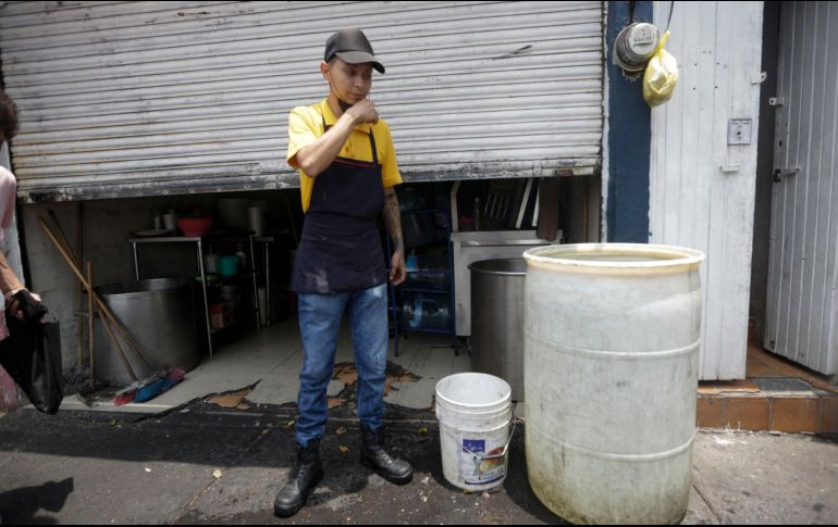 Los habitantes de la Zona Metropolitana de Guadalajara se preparan de cara a los cortes del SIAPA que inician hoy. EL INFORMADOR/Archivo