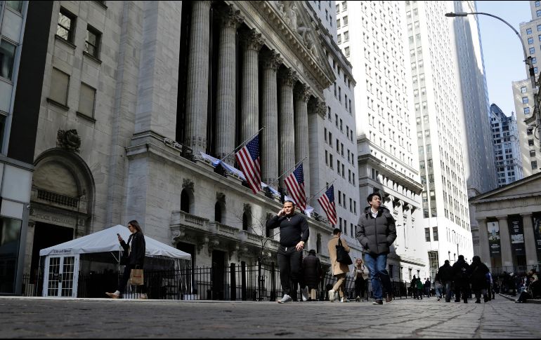 Los sectores que abrían este jueves con mayores ganancias eran el de servicios públicos y el sanitario. AP/ARCHIVO