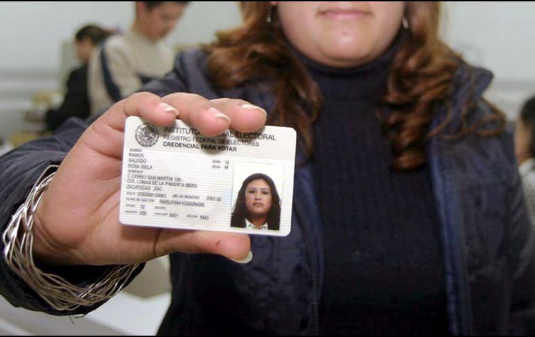 Para recoger tu INE ya ni siquiera es necesario presentar tu comprobante, pues basta con la huella dactilar. NTX/ARCHIVO